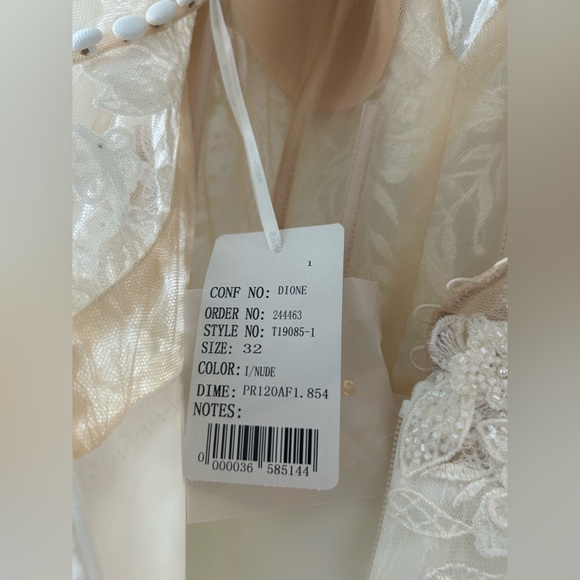 Pronovias Dione wedding dress - Picture 11 of 17